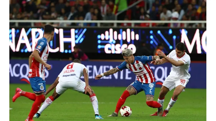 Chivas' Uriel Antuna (left) and Toluca's Michael Estrada (Getty).