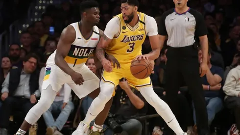 Anthony Davis of the Los Angeles Lakers (left) handles the ball against Zion Williamson of the New Orleans Pelicans (right). (Getty)