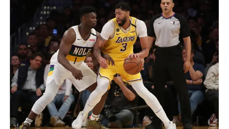 Anthony Davis of the Los Angeles Lakers (left) handles the ball against Zion Williamson of the New Orleans Pelicans (right). (Getty)
