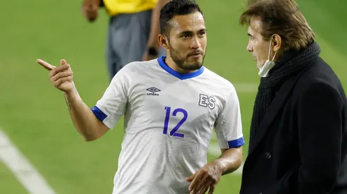 Head coach Carlos de los Cabos (right) of El Salvador talks with Marvin Monterrosa (left) against the United States. (Getty)