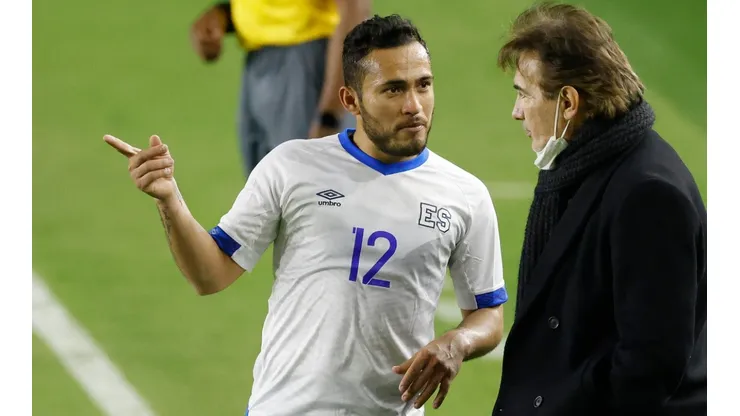 Head coach Carlos de los Cabos (right) of El Salvador talks with Marvin Monterrosa (left) against the United States. (Getty)