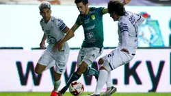 Fernando Navarro of Leon (centre) struggles for the ball with Kevin Nahin Alvarez (left) and Jorge Daniel Hernandez (right) of Pachuca. (Getty)