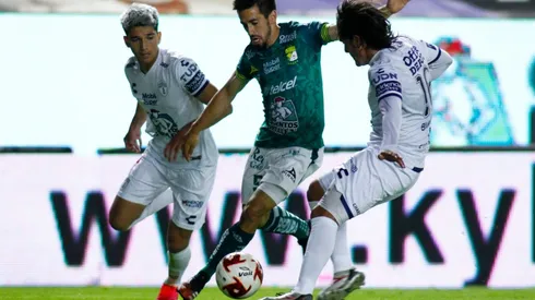 Fernando Navarro of Leon (centre) struggles for the ball with Kevin Nahin Alvarez (left) and Jorge Daniel Hernandez (right) of Pachuca. (Getty)