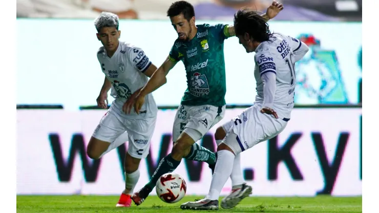 Fernando Navarro of Leon (centre) struggles for the ball with Kevin Nahin Alvarez (left) and Jorge Daniel Hernandez (right) of Pachuca. (Getty)