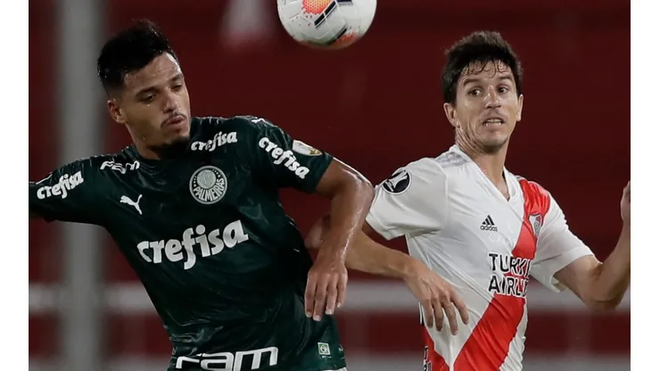 Gabriel Menino (left) of Palmeiras competes for the ball with Ignacio Fernández of River Plate (Getty).