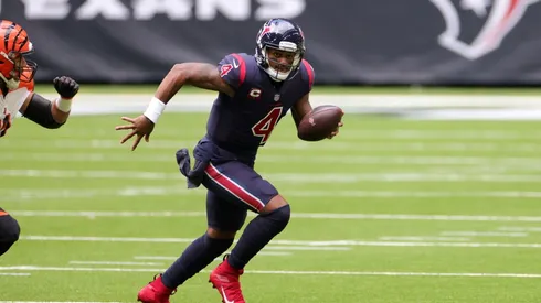 Deshaun Watson chased by Margus Hunt. (Getty)