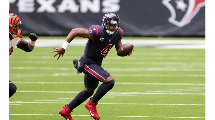 Deshaun Watson chased by Margus Hunt. (Getty)