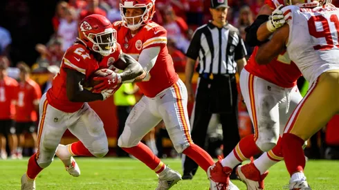 Pat Mahomes and Kareem Hunt during a Chiefs-49ers game. (Getty)