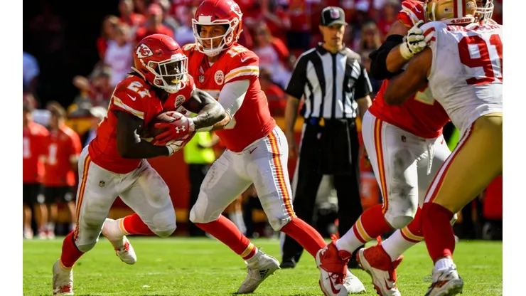 Pat Mahomes and Kareem Hunt during a Chiefs-49ers game. (Getty)