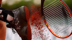 Andy Murray of Great Britain bangs clay from his shoes against John Isner of the United States. (Getty).jpg