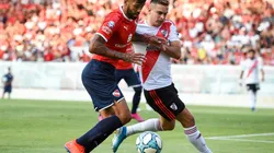 River Plate's Rafael Santos Borré (right) and Independiente's Alexander Barboza fight for the ball (Getty).