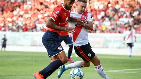 River Plate's Rafael Santos Borré (right) and Independiente's Alexander Barboza fight for the ball (Getty).