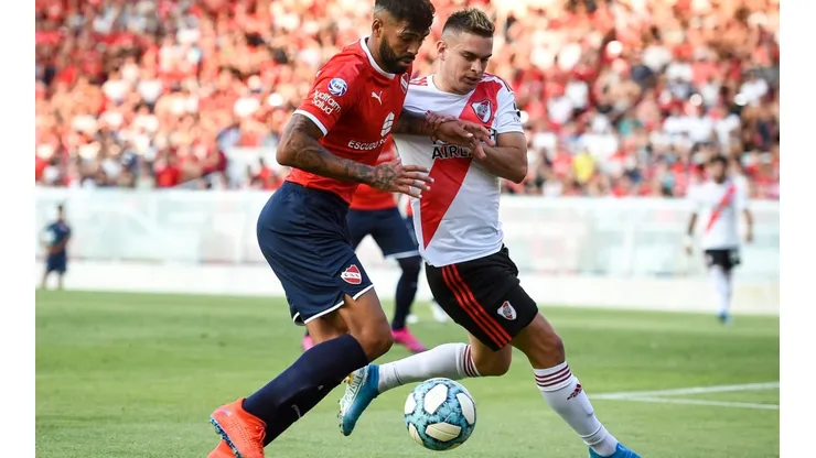 River Plate's Rafael Santos Borré (right) and Independiente's Alexander Barboza fight for the ball (Getty).