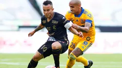 Luis Montes of Leon (left) struggles for the ball with Luis Alfonso Rodriguez of Tigres UANL (right). (Getty)