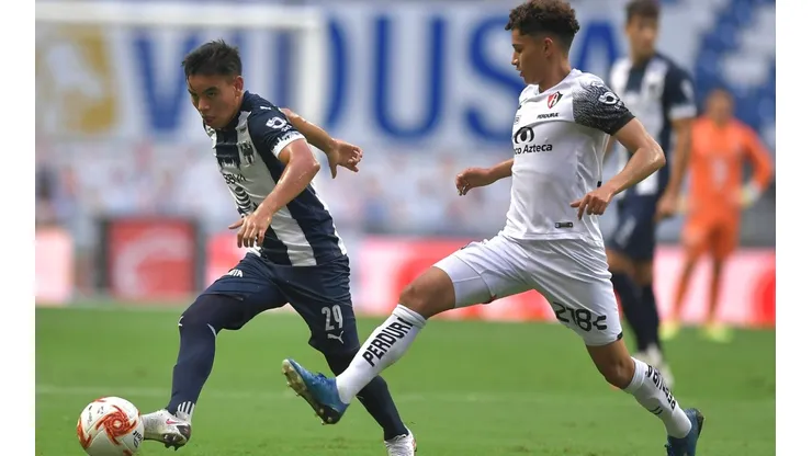 Carlos Rodríguez (left) of Monterrey fights for the ball with Ángel Márquez (right) of Atlas. (Getty)