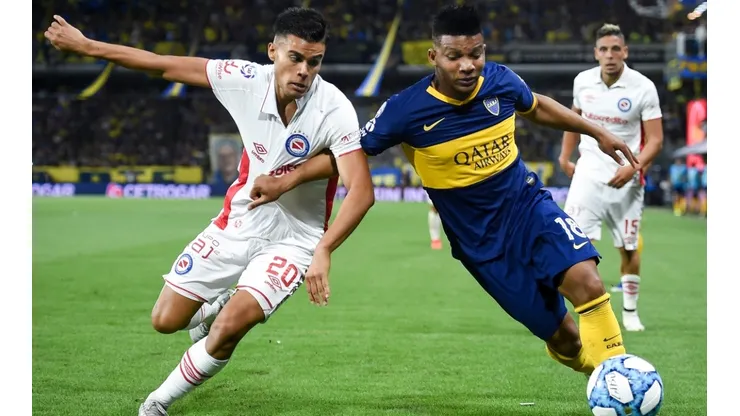 Frank Fabra of Boca Juniors (right) fights for the ball with Fausto Vera of Argentinos Juniors (left). (Getty)