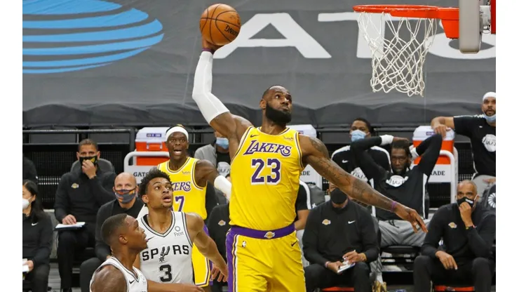LeBron James going for the ball during a game vs Spurs. (Getty)