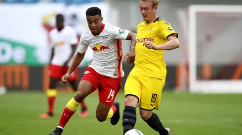 Tyler Adams of RB Leipzig (left) battles for possession with Julian Brandt of Borussia Dortmund (right). (Getty)