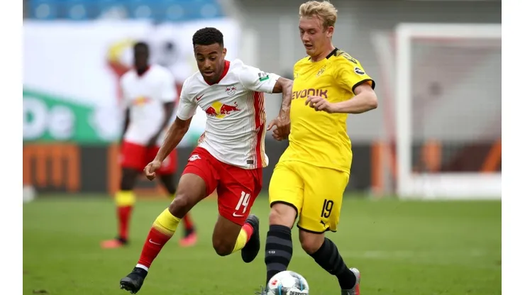 Tyler Adams of RB Leipzig (left) battles for possession with Julian Brandt of Borussia Dortmund (right). (Getty)