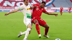 Serge Gnabry of Bayern Munich (left) is challenged by Tony Jantschke of Borussia Monchengladbach (right). (Getty)