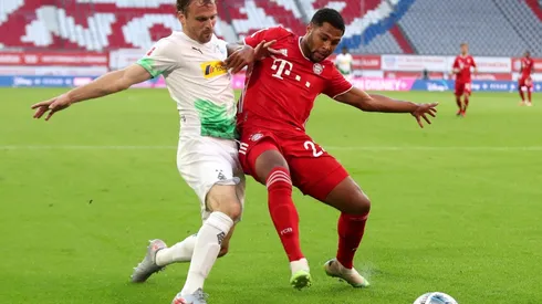Serge Gnabry of Bayern Munich (left) is challenged by Tony Jantschke of Borussia Monchengladbach (right). (Getty)