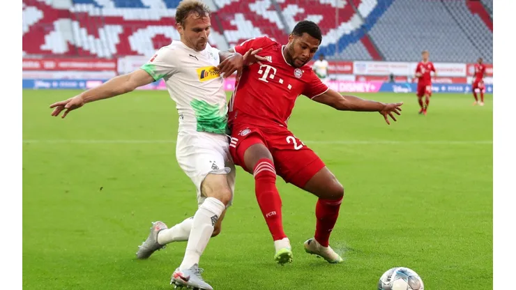 Serge Gnabry of Bayern Munich (left) is challenged by Tony Jantschke of Borussia Monchengladbach (right). (Getty)