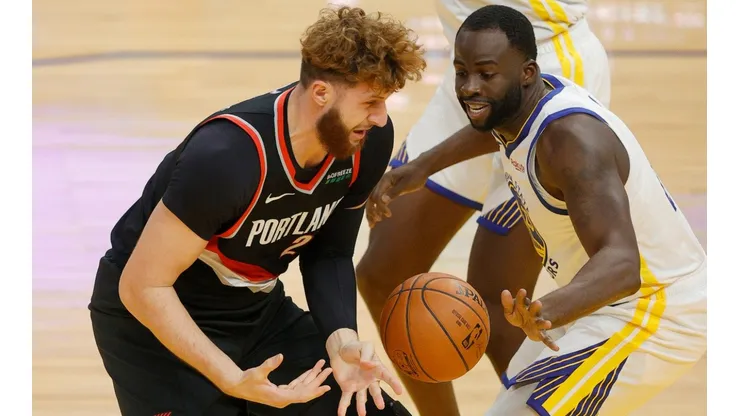 Jusuf Nurkic (left) of the Portland Trail Blazers and Draymond Green (right) of the Golden State Warriors. (Getty)