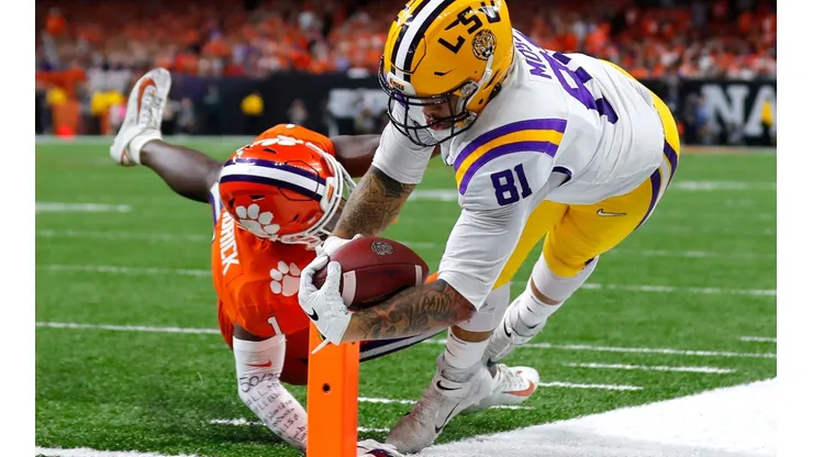 Thaddeus Moss (left) of the LSU Tigers scores a touchdown against the Clemson Tigers. (Getty)