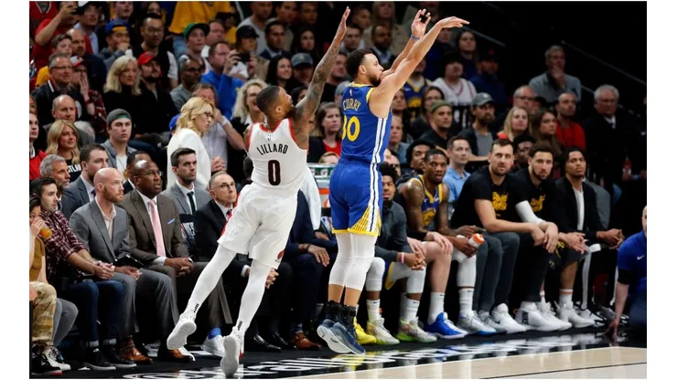 Damian Lillard guarding Stephen Curry. (Getty)