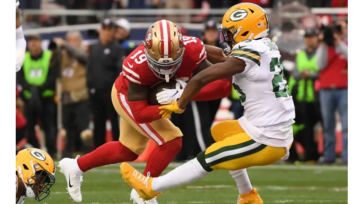 Deebo Samuel (left of the San Francisco 49ers runs over Darnell Savage (right) of the Green Bay Packers. (Getty)
