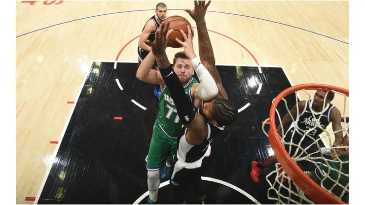Luka Doncic scoring against the Clippers. (Getty)