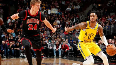 D'Angelo Russell (right) of the Golden State Warriors handles the ball against the Chicago Bulls. (Getty)