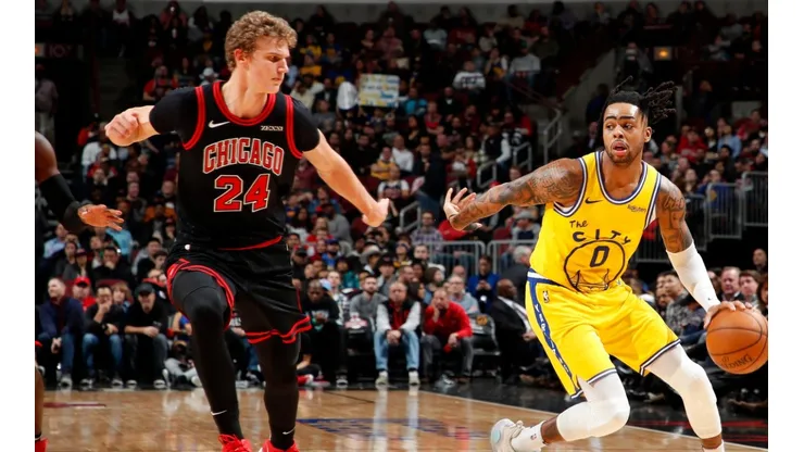 D'Angelo Russell (right) of the Golden State Warriors handles the ball against the Chicago Bulls. (Getty)