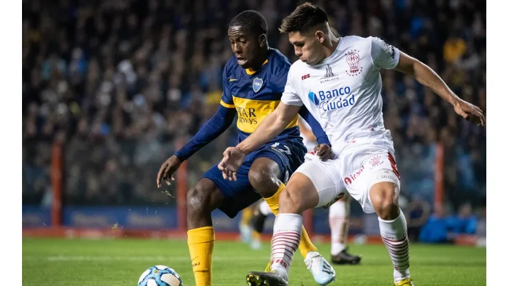 Jan Hurtado (left) of Boca Juniors and Gonzalo Bettini (right) of Huracan. (Getty)