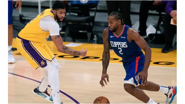 Anthony Davis guarding Kawhi Leonard. (Getty)