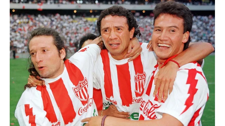 Necaxa players celebrate victory in the Mexican championship final match against Cruz Azul in 1995. (Getty)