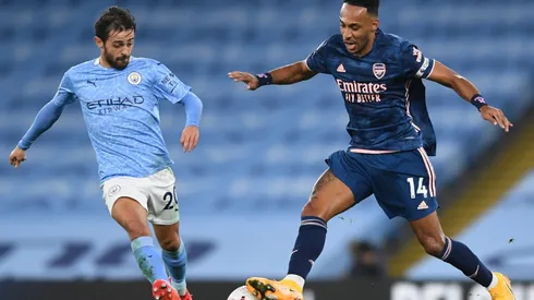 Bernardo Silva and Pierre Emerick Aubameyang fighting for the ball. (Getty)