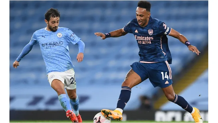 Bernardo Silva and Pierre Emerick Aubameyang fighting for the ball. (Getty)
