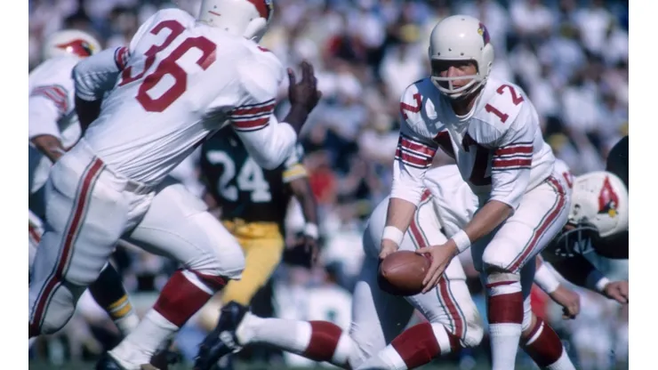 St. Louis Cardinals QB Charley Johnson in action vs Green Bay Packers at Orange Bowl in 1965. (Getty)