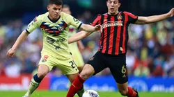 Richard Sánchez of América (left) struggles for the ball against Fernando Meza of Atlanta United (Getty).