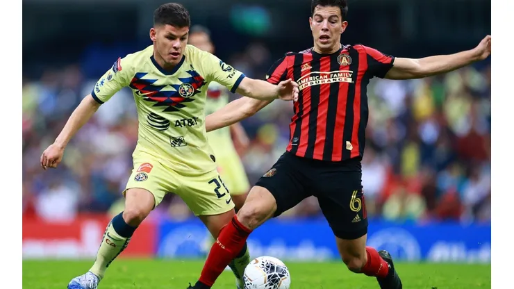 Richard Sánchez of América (left) struggles for the ball against Fernando Meza of Atlanta United (Getty).