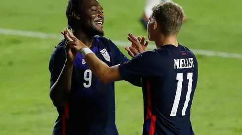 Ayo Akinola and Chris Mueller celebrate during USMNT's 6-0 win over El Salvador. (Getty)