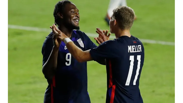 Ayo Akinola and Chris Mueller celebrate during USMNT's 6-0 win over El Salvador. (Getty)
