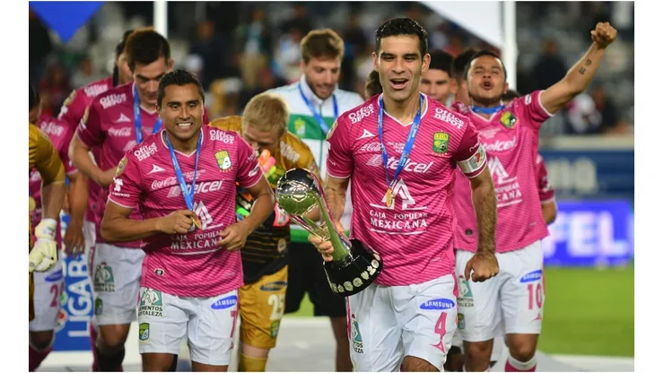Rafa Márquez and León celebrating the title. (Getty)
