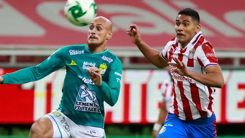 Nicolás Sosa of León (left) fights for the ball with Gilberto Sepúlveda of Chivas (Getty).