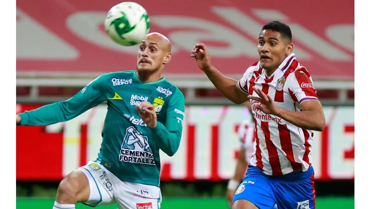 Nicolás Sosa of León (left) fights for the ball with Gilberto Sepúlveda of Chivas (Getty).