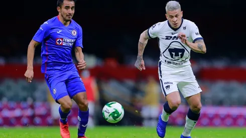 Rafael Baca of Cruz Azul (left) fights for the ball with Juan Iturbe of Pumas (Getty).