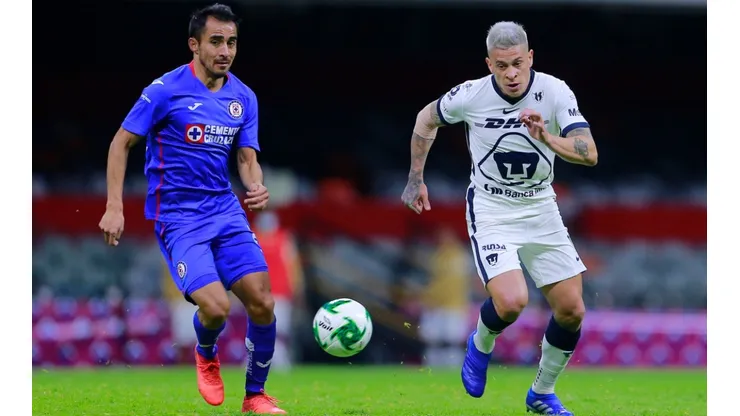 Rafael Baca of Cruz Azul (left) fights for the ball with Juan Iturbe of Pumas (Getty).