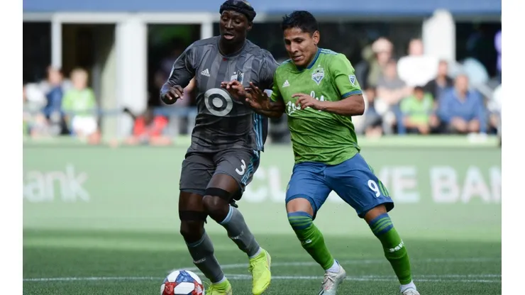 Seattle Sounders forward Raúl Ruidíaz (right) and Minnesota United defender Ike Opara battle for the ball (Getty).