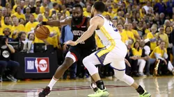Stephen Curry guarding James Harden. (Getty)